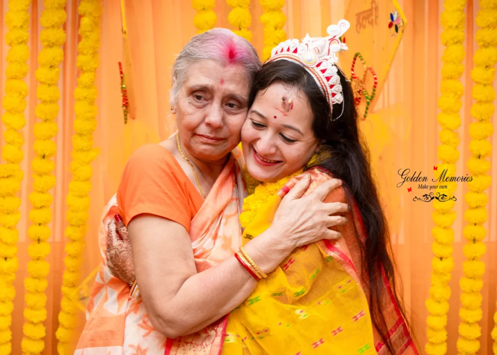 Emotional mother and daughter moment during Bengali wedding ceremony captured by Golden Memories